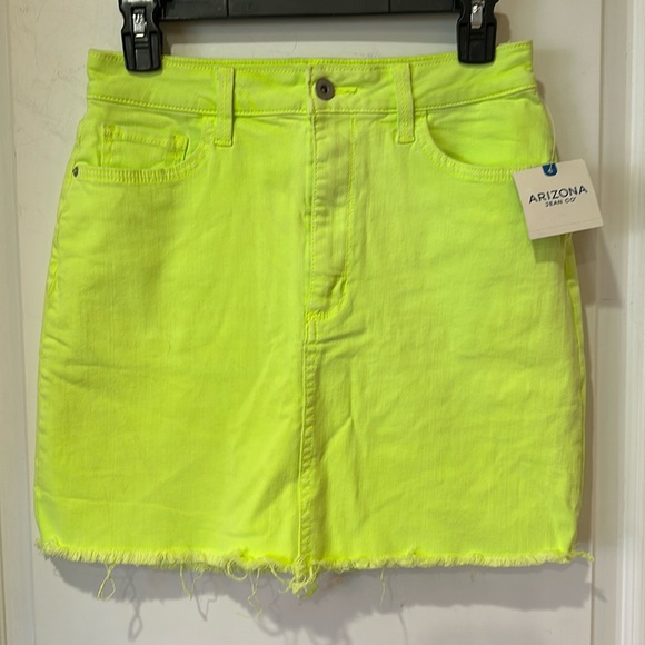 Arizona Jean Company Dresses & Skirts - Women’s juniors neon green Arizona Jean skirt size 3 new with tags